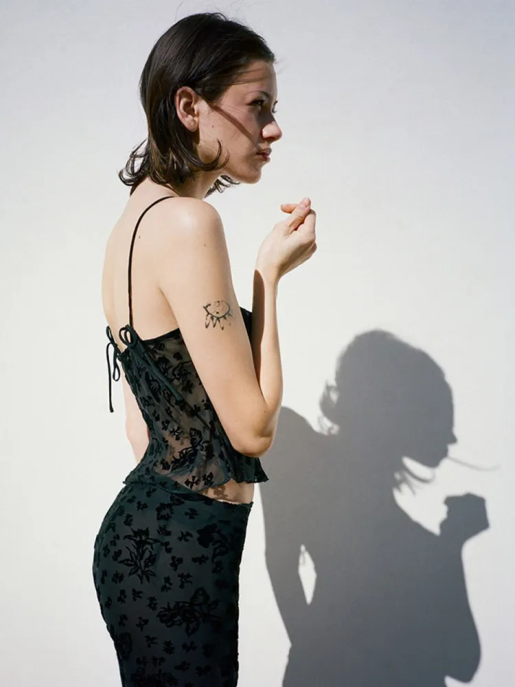 Women Réalisation Par The Odette - Cosmos Devore